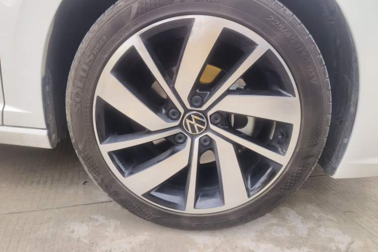 Used Volkswagen Sagitar 2023 300TSI DSG Excellence Edition Right Front Wheel Hub