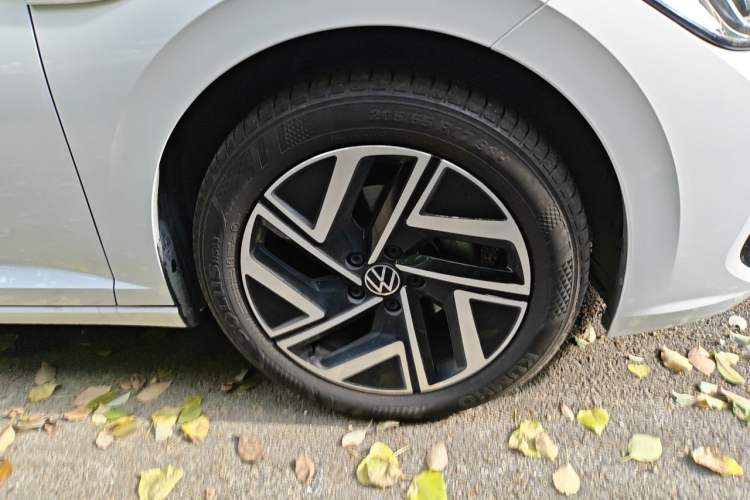 Used Volkswagen Sagitar 2023 300TSI DSG Excellence Edition Right Front Wheel Hub