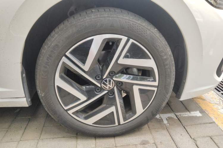Used Volkswagen Sagitar 2023 300TSI DSG Excellence Edition Right Front Wheel Hub