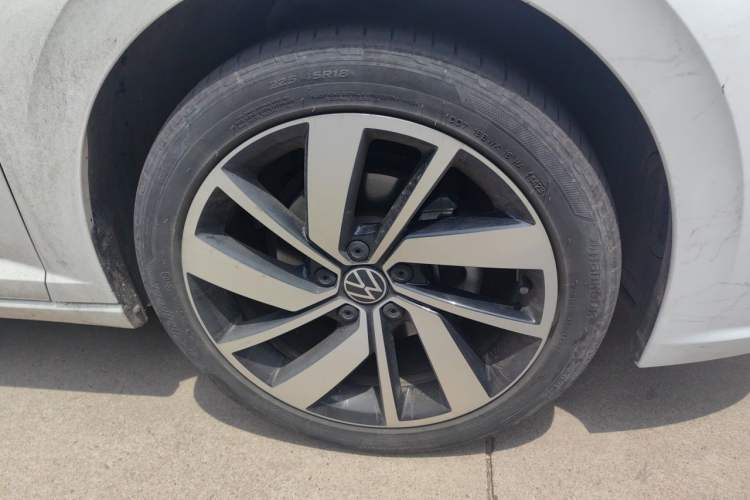 Used Volkswagen Sagitar 2023 300TSI DSG Excellence Edition Right Front Wheel Hub