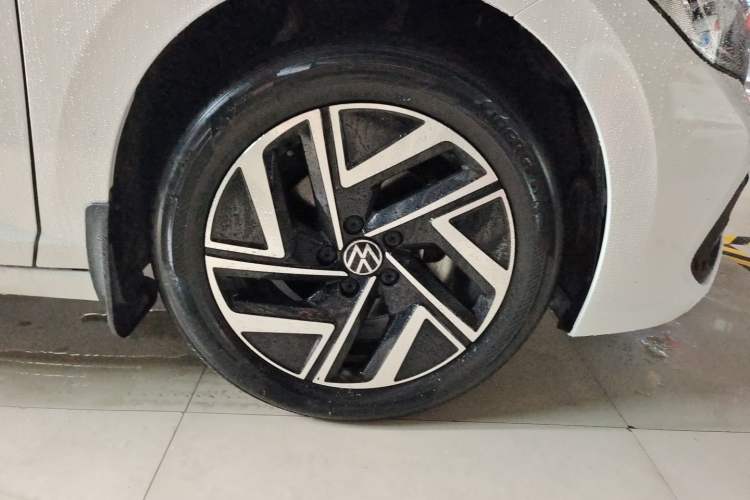 Used Volkswagen Sagitar 2023 300TSI DSG Excellence Edition Right Front Wheel Hub