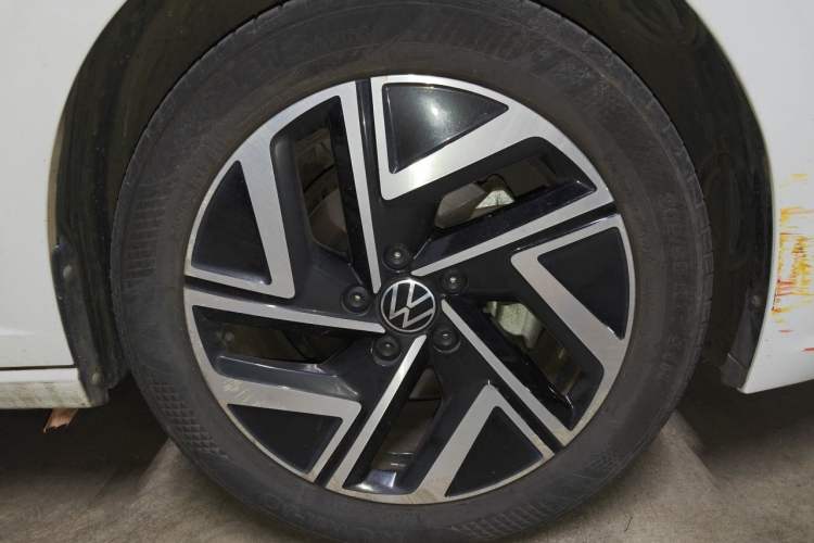 Used Volkswagen Sagitar 2023 300TSI DSG Excellence Edition Right Front Wheel Hub