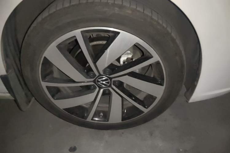Used Volkswagen Sagitar 2023 300TSI DSG Excellence Edition Right Front Wheel Hub