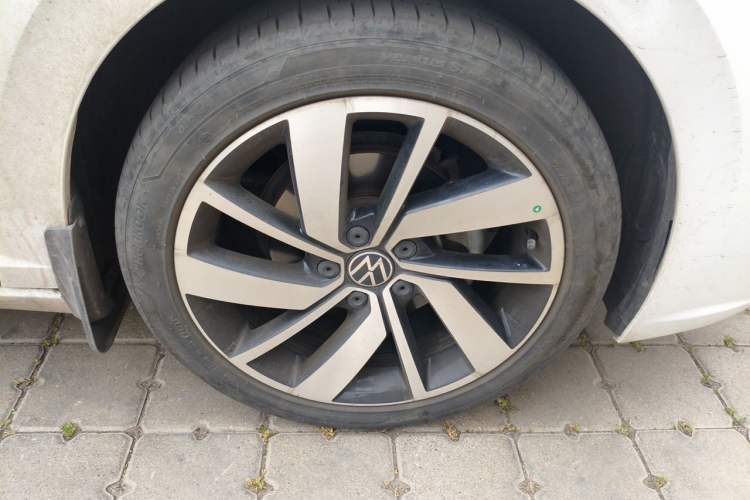 Used Volkswagen Sagitar 2023 300TSI DSG Excellence Edition Right Front Wheel Hub