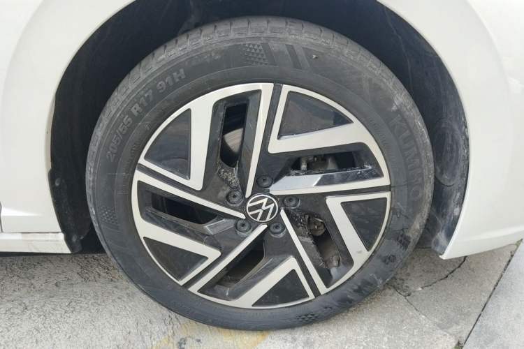 Used Volkswagen Sagitar 2023 300TSI DSG Excellence Edition Right Front Wheel Hub