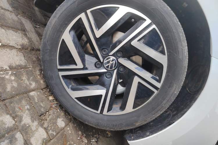 Used Volkswagen Sagitar 2023 300TSI DSG Excellence Edition Right Front Wheel Hub