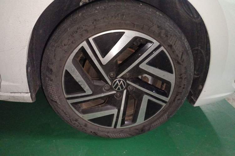 Used Volkswagen Sagitar 2023 300TSI DSG Excellence Edition Right Front Wheel Hub