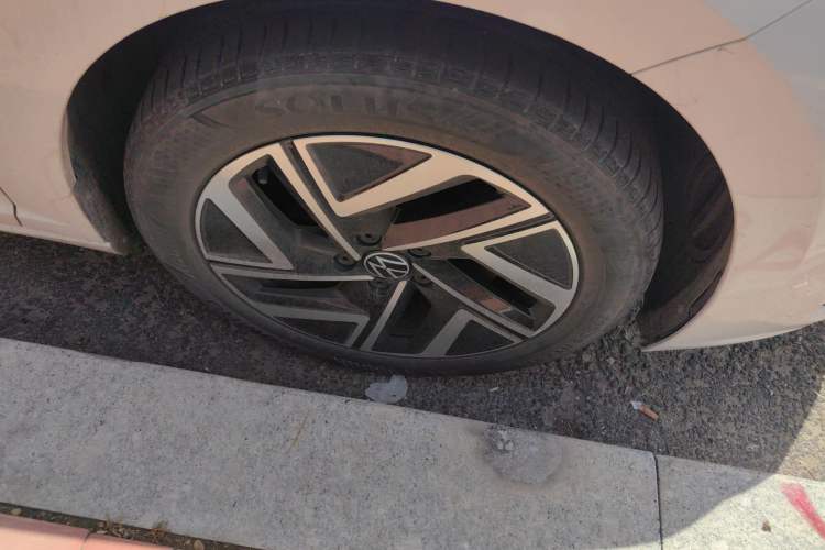 Used Volkswagen Sagitar 2023 300TSI DSG Excellence Edition Right Front Wheel Hub