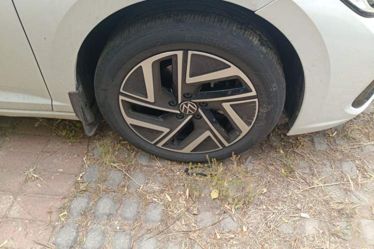 Used Volkswagen Sagitar 2023 300TSI DSG Excellence Edition Right Front Wheel Hub