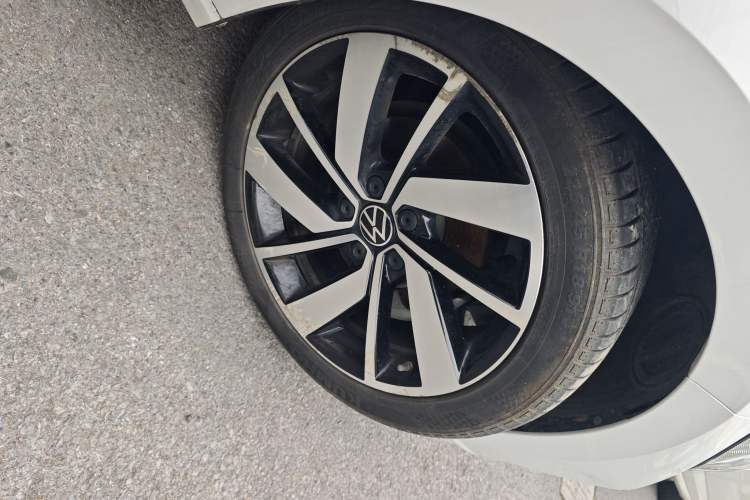 Used Volkswagen Sagitar 2023 300TSI DSG Excellence Edition Right Front Wheel Hub