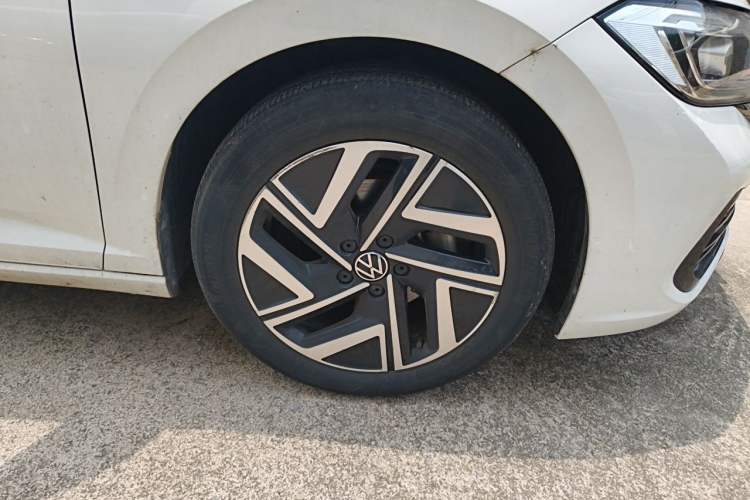 Used Volkswagen Sagitar 2023 300TSI DSG Excellence Edition Right Front Wheel Hub