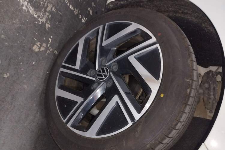 Used Volkswagen Sagitar 2023 280TSI DSG Beyond Lite Edition Right Front Wheel Hub