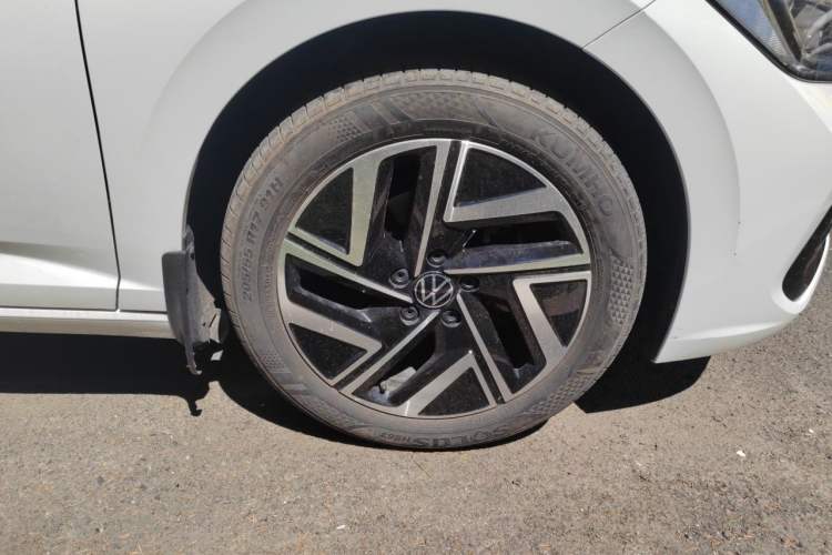 Used Volkswagen Sagitar 2023 300TSI DSG Excellence Edition Right Front Wheel Hub