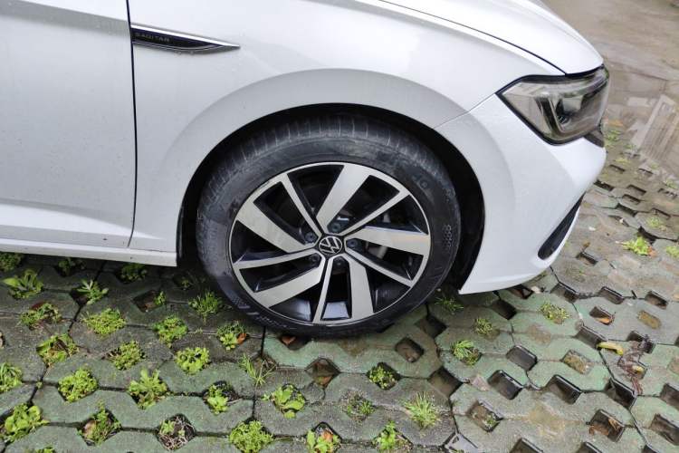 Used Volkswagen Sagitar 2023 300TSI DSG Excellence Edition Right Front Wheel Hub