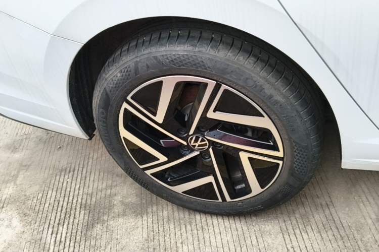 Used Volkswagen Sagitar 2023 300TSI DSG Excellence Edition Right Rear Wheel Hub