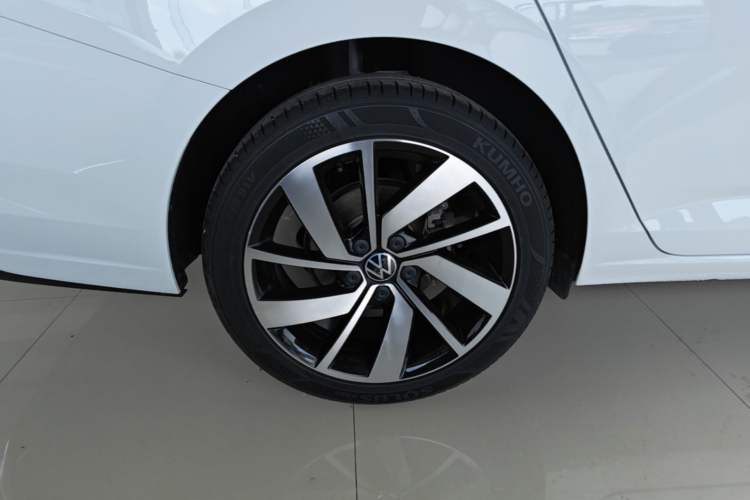 Used Volkswagen Sagitar 2023 300TSI DSG Excellence Edition Right Rear Wheel Hub