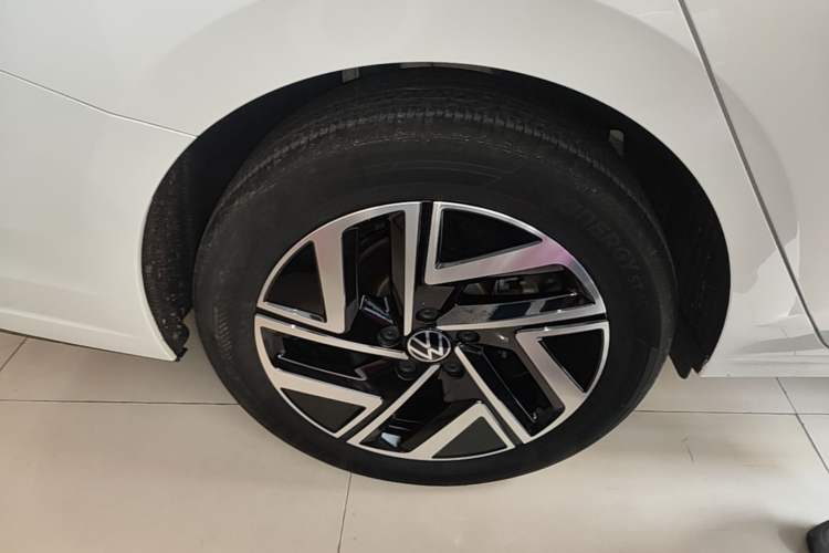 Used Volkswagen Sagitar 2023 300TSI DSG Excellence Edition Right Rear Wheel Hub