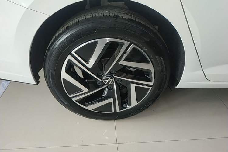 Used Volkswagen Sagitar 2023 300TSI DSG Excellence Edition Right Rear Wheel Hub