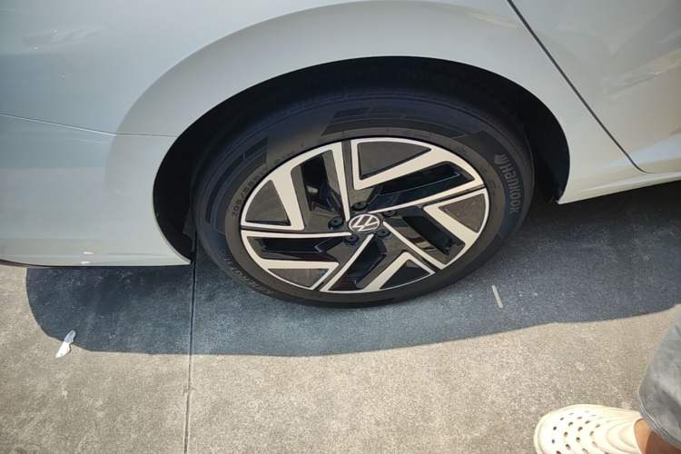 Used Volkswagen Sagitar 2023 300TSI DSG Excellence Edition Right Rear Wheel Hub