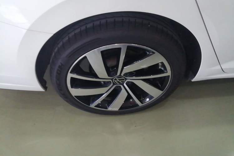 Used Volkswagen Sagitar 2023 300TSI DSG Excellence Edition Right Rear Wheel Hub