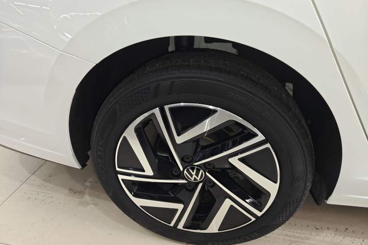 Used Volkswagen Sagitar 2023 300TSI DSG Excellence Edition Right Rear Wheel Hub