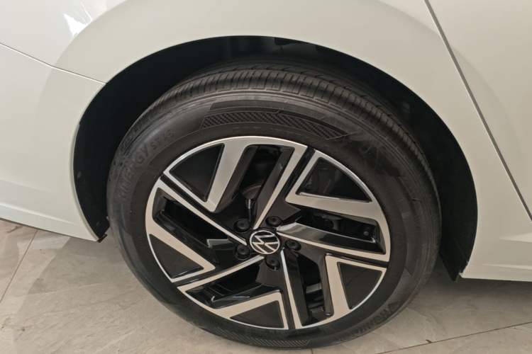 Used Volkswagen Sagitar 2023 300TSI DSG Excellence Edition Right Rear Wheel Hub