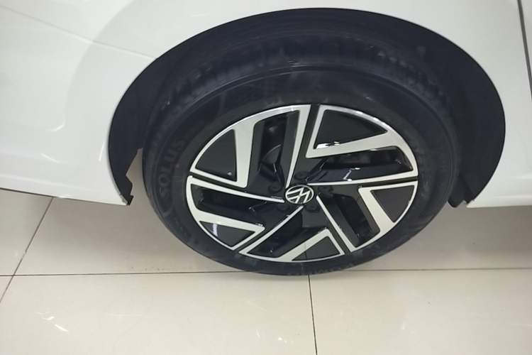 Used Volkswagen Sagitar 2023 300TSI DSG Excellence Edition Right Rear Wheel Hub