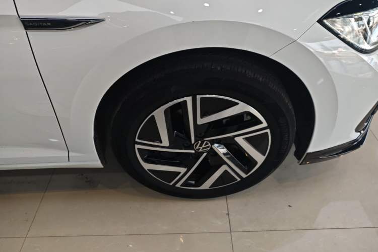 Used Volkswagen Sagitar 2023 300TSI DSG Excellence Edition Right Rear Wheel Hub