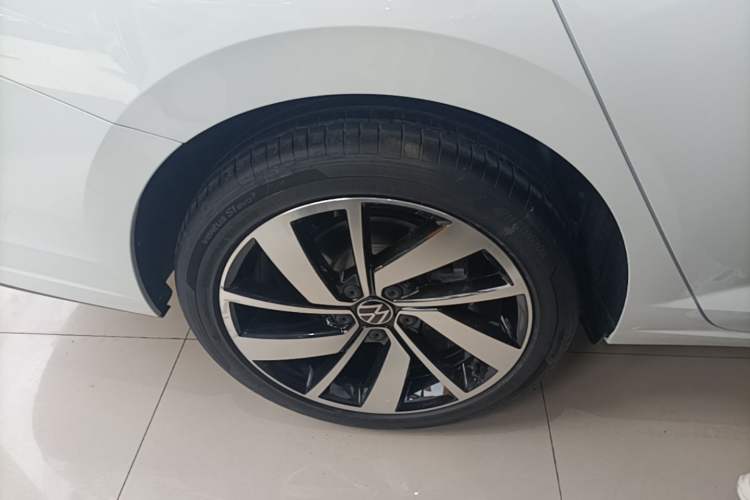 Used Volkswagen Sagitar 2023 300TSI DSG Excellence Edition Right Rear Wheel Hub