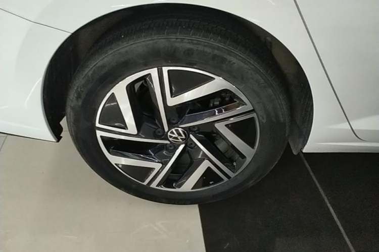 Used Volkswagen Sagitar 2023 300TSI DSG Excellence Edition Right Rear Wheel Hub