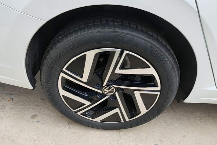 Used Volkswagen Sagitar 2023 300TSI DSG Excellence Edition Right Rear Wheel Hub