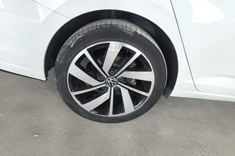 Used Volkswagen Sagitar 2023 300TSI DSG Excellence Edition Right Rear Wheel Hub