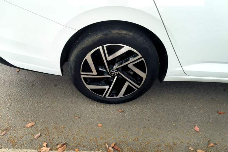 Used Volkswagen Sagitar 2023 300TSI DSG Excellence Edition Right Rear Wheel Hub