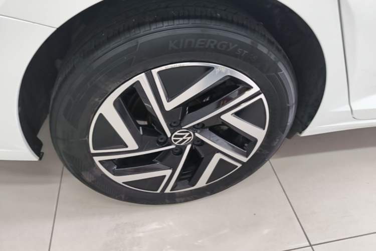 Used Volkswagen Sagitar 2023 280TSI DSG Excellence Edition Right Rear Wheel Hub