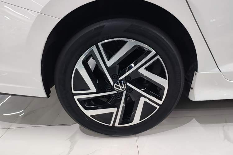 Used Volkswagen Sagitar 2023 280TSI DSG Excellence Edition Right Rear Wheel Hub