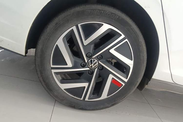Used Volkswagen Sagitar 2023 300TSI DSG Excellence Edition Right Rear Wheel Hub