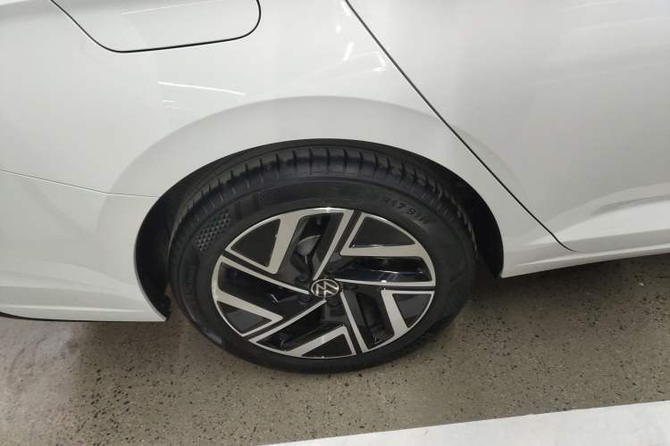 Used Volkswagen Sagitar 2023 300TSI DSG Excellence Edition Right Rear Wheel Hub