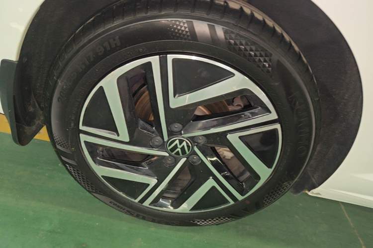 Used Volkswagen Sagitar 2023 300TSI DSG Excellence Edition Right Rear Wheel Hub