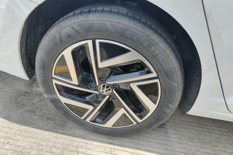 Used Volkswagen Sagitar 2023 300TSI DSG Excellence Edition Right Rear Wheel Hub