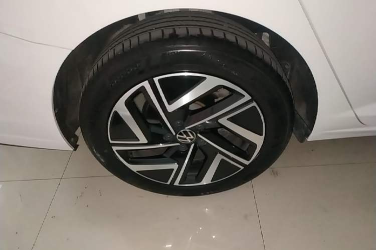 Used Volkswagen Sagitar 2023 300TSI DSG Excellence Edition Right Rear Wheel Hub