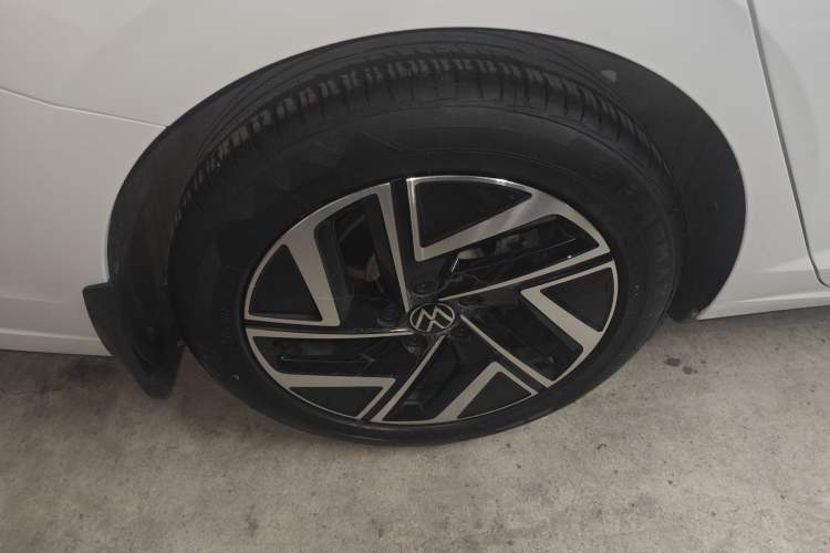 Used Volkswagen Sagitar 2023 300TSI DSG Excellence Edition Right Rear Wheel Hub