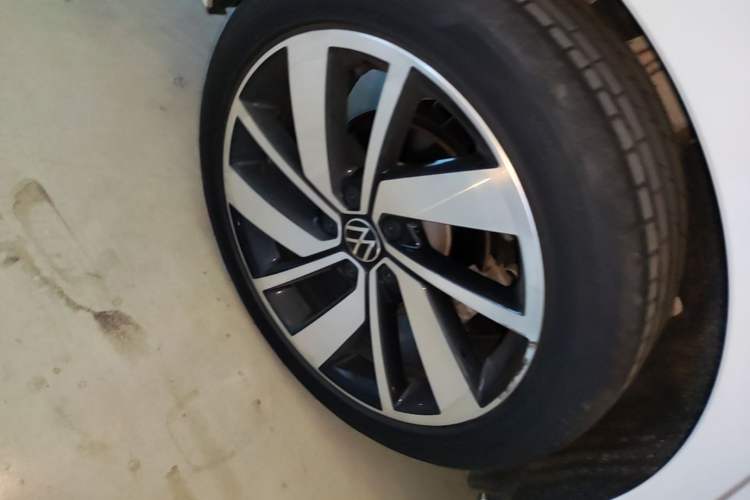Used Volkswagen Sagitar 2023 300TSI DSG Excellence Edition Right Rear Wheel Hub