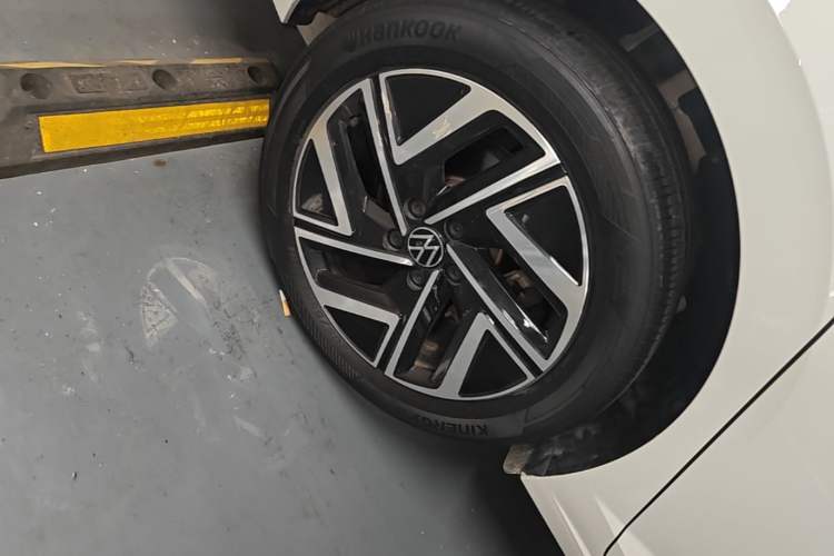 Used Volkswagen Sagitar 2023 300TSI DSG Excellence Edition Right Rear Wheel Hub