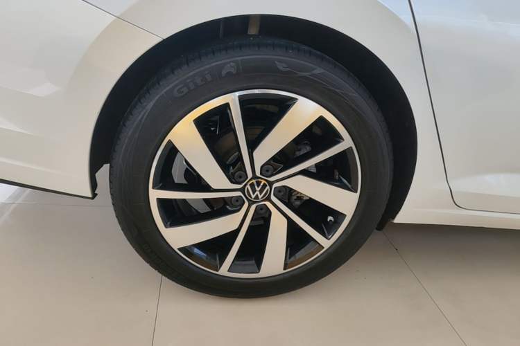 Used Volkswagen Sagitar 2023 300TSI DSG Excellence Edition Right Rear Wheel Hub