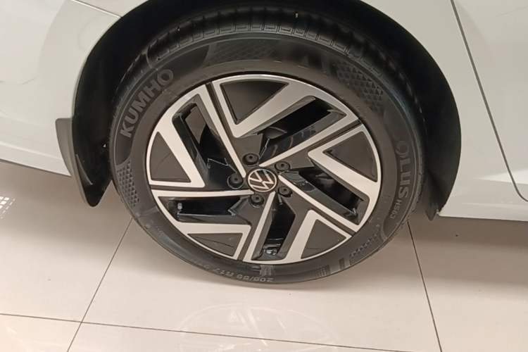 Used Volkswagen Sagitar 2023 300TSI DSG Excellence Edition Right Rear Wheel Hub