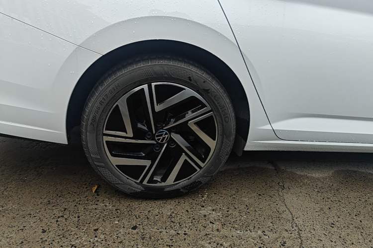 Used Volkswagen Sagitar 2023 300TSI DSG Excellence Edition Right Rear Wheel Hub