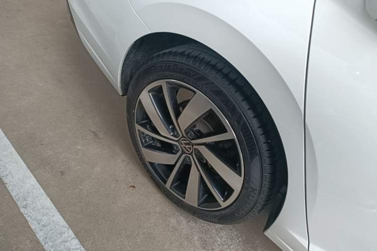 Used Volkswagen Sagitar 2023 300TSI DSG Excellence Edition Right Rear Wheel Hub