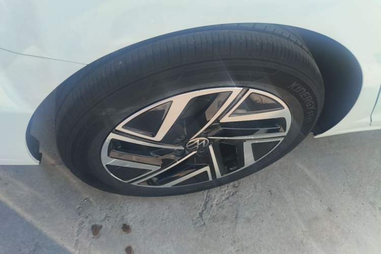 Used Volkswagen Sagitar 2023 300TSI DSG Excellence Edition Right Rear Wheel Hub