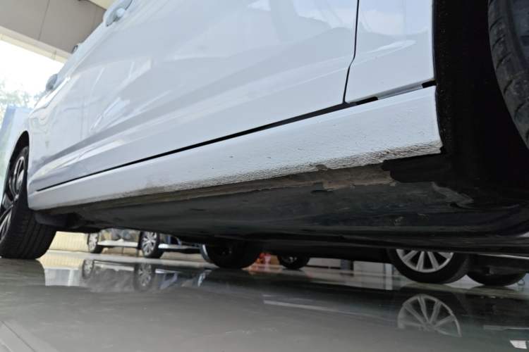 Used Volkswagen Sagitar 2023 300TSI DSG Excellence Edition Right Side Sill