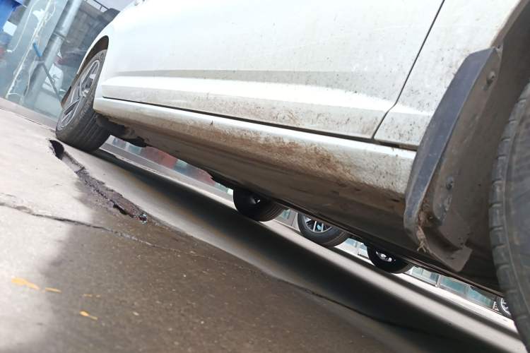 Used Volkswagen Sagitar 2023 300TSI DSG Excellence Edition Right Side Sill